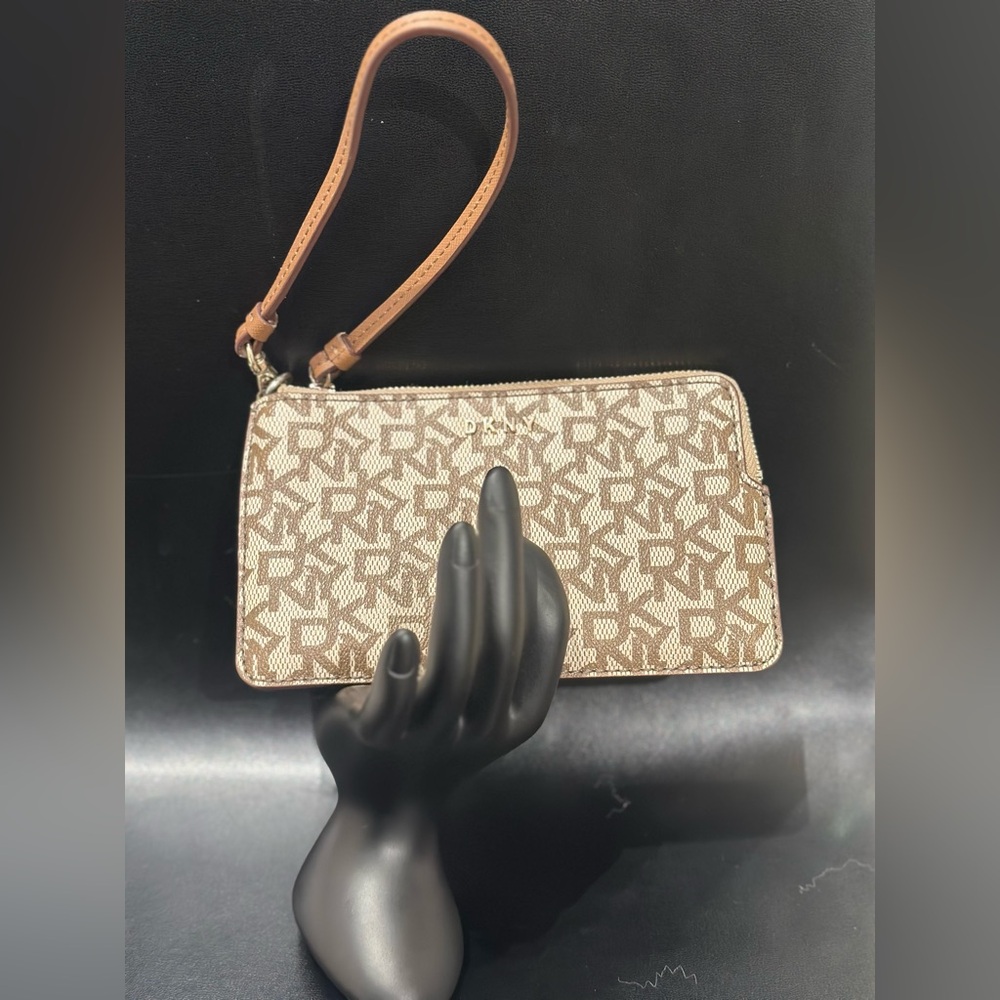 DKNY Logo Print Zip Wallet/Wristlet – Neutral